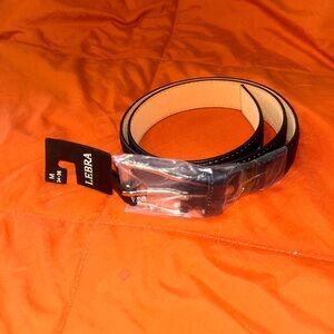 Sleek Black Leather Belt for Stylish Accessorizing